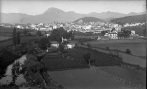 Vista general d'Olot, amb el riu Fluvià en primer terme, al seu pas per l'actual barri de Sant Miquel.