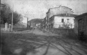 Vista general del carrer de Camil Mulleras, aleshores d'Isabel II, a Olot.