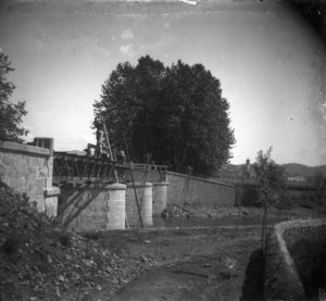 Vista parcial del pont de Ferro sobre el riu Fluvià, a Olot