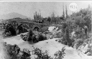 Pont del Collell, a Olot, desaparegut arran de l'aiguat de 1940. ACGAX. Servei d'imatges. Col·lecció d'imatges de Josep M. Dou Camps. Vicenç Grivé Coma, 1890.