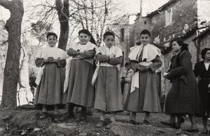 Escolanets a la Pinya, a la Vall d'en Bas. ACGAX. Emili Pujol Planagumà, c. 1955