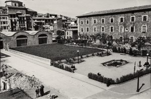 Vista parcial del centre d'Olot. ACGAX. Emili Pujol Planagumà, c. 1954