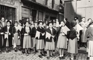 Celebració de la Santa Missió, a Olot. ACGAX. Emili Pujol Planagumà, c. 1955