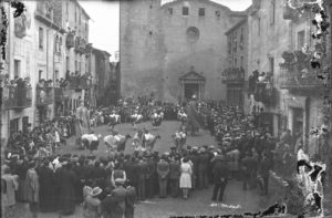 Vista general enlairada de la plaça de l'Església, a Sant Feliu de Pallerols, durant un ball dels Gegants i Cavallets.