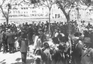 Primera diada de Sant Jordi a Olot. En primer pla, els assistents a la celebració reunits a la plaça de Francesc Vayreda. ACGAX. Servei d'Imatges. Col·lecció d'imatges de Josep M. Dou Camps. Autor desconegut, 1920.