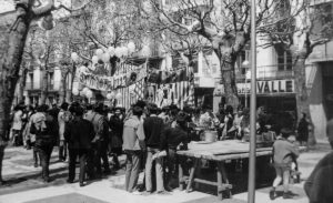 Celebració de la diada de Sant Jordi al passeig de Miquel Blay, o Firal. ACGAX. Servei d'Imatges. Col·lecció d'imatges de Josep M. Dou Camps. Autor: Josep M. Dou Camps, 1970.
