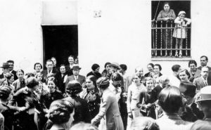 Celebració de la diada de Sant Jordi davant del convent dels caputxins. ACGAX. Servei d'Imatges. Col·lecció d'imatges de Josep M. Dou Camps. Autor desconegut, 1932-1933.