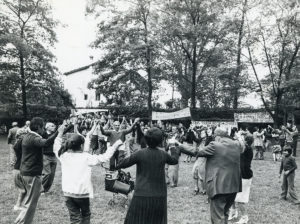 Celebració de la festa del Primer de Maig, la jornada més significativa del moviment obrer, organitzada conjuntament pels sindicats Unió General de Treballadors i Comissions Obreres, al Parc Nou d’Olot. ACGAX. Servei d'Imatges. Fons L'Olotí. Autor desconegut, 1982.