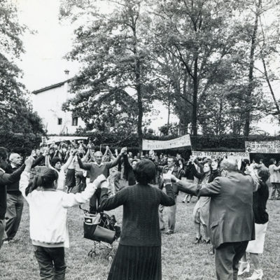 Celebració de la festa del Primer de Maig, la jornada més significativa del moviment obrer, organitzada conjuntament pels sindicats Unió General de Treballadors i Comissions Obreres, al Parc Nou d’Olot. ACGAX. Servei d'Imatges. Fons L'Olotí. Autor desconegut, 1982.