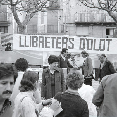 Parada conjunta dels llibreters d'Olot, durant la celebració de la diada de Sant Jordi al passeig de Miquel Blay, o Firal. ACGAX. Servei d'Imatges. Fons Josep M. Melció Pujol. Autor: Josep M. Melció Pujol, 1983.