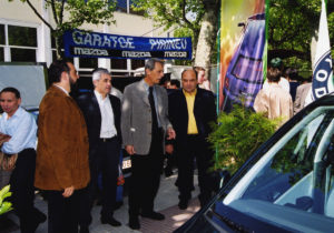 Les autoritats visiten el mercat de l'automòbil nou i d'ocasió al Passeig de Miquel Blay, o Firal. ACGAX. Servei d'Imatges. Fons Ajuntament d'Olot. Autor: Josep M. Julià Sacrest, 2000.