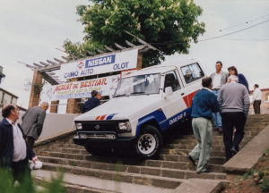 Mercat de l'automòbil nou i d'ocasió al passeig de Miquel Blay, o Firal. ACGAX. Servei d'Imatges. Fons Ajuntament d'Olot. Autor: Jesús Coma Rico, 1992.