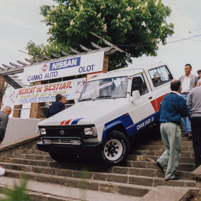 Mercat de l'automòbil nou i d'ocasió al passeig de Miquel Blay, o Firal. ACGAX. Servei d'Imatges. Fons Ajuntament d'Olot. Autor: Jesús Coma Rico, 1992.