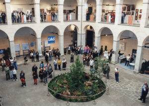 Inauguració de la Fira de l'1 de Maig al pati de l'Hospici. ACGAX. Servei d'Imatges. Fons Ajuntament d'Olot. Autor Josep M. Julià Sacrest, 1997.