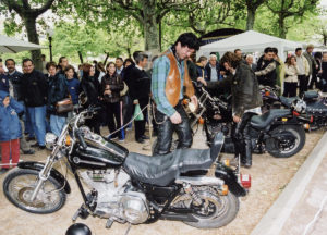 Exposició de motos Harley Davidson al Passeig de Miquel Blay, o Firal. ACGAX. Servei d'Imatges. Fons Ajuntament d'Olot. Autor: Josep M. Julià Sacrest, 2001.