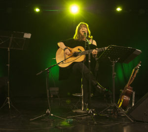 Concert de Maria del Mar Bonet a la sala El Torín. ACGAX. Servei d'Imatges. Fons Ajuntament d'Olot. Autor: Quim Roca Mallarach, 2013.