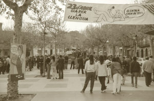 Acte de la campanya 'El català, cosa de tots', al passeig de Miquel Blay, o Firal, durant la diada de Sant Jordi. ACGAX. Servei d'Imatges. Col·lecció L'Abans. Cessió de Pep Roura Bendicho. Autor: Pep Roura Bendicho, 1982.