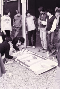 Pintada de murals durant la diada de Sant Jordi a l'Institut de Formació Professional de la Garrotxa. ACGAX. Servei d'Imatges. Col·lecció L'Abans. Cessió de l'INS La Garrotxa. Autor desconegut, 1982.