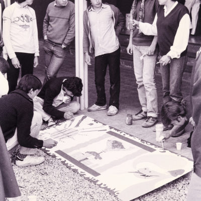 Pintada de murals durant la diada de Sant Jordi a l'Institut de Formació Professional de la Garrotxa. ACGAX. Servei d'Imatges. Col·lecció L'Abans. Cessió de l'INS La Garrotxa. Autor desconegut, 1982.
