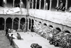 Vista parcial del claustre del Carme, durant el muntatge de l'escenari per la diada de Sant Jordi. ACGAX. Servei d'Imatges. Col·lecció L'Abans. Cessió de l'Escola d'Art d'Olot. Autor desconegut, 1989.