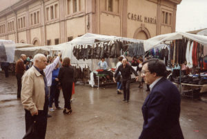 Mercat extraordinari de roba al passeig de Ramon Guillamet, o Firalet. ACGAX. Servei d'Imatges. Fons Jaume Tané Cufí. Autor desconegut, 1987.