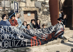 Protesta contra la celebració d'espectacles taurins abans de la cursa de braus. ACGAX. Servei d'Imatges. Fons Jaume Tané Cufí. Autor desconegut, 1996.