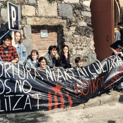 Protesta contra la celebració d'espectacles taurins abans de la cursa de braus. ACGAX. Servei d'Imatges. Fons Jaume Tané Cufí. Autor desconegut, 1996.
