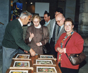 Les autoritats visitant els expositors al pati de l'Hospici. ACGAX. Servei d'Imatges. Fons Jaume Tané Cufí. Autor desconegut, 1997.