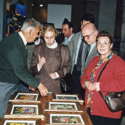 Les autoritats visitant els expositors al pati de l'Hospici. ACGAX. Servei d'Imatges. Fons Jaume Tané Cufí. Autor desconegut, 1997.