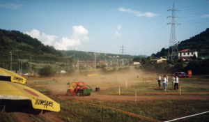 Eslàlom automobilístic al Polígon Industrial Pla de Baix. ACGAX. Servei d'Imatges. Fons Jaume Tané Cufí. Autor desconegut, 1998.