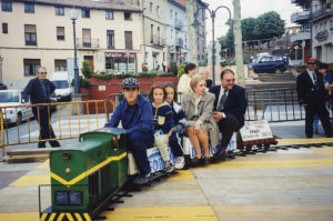 Mini tren passejant les autoritats al passeig de Miquel Blay, o Firal. ACGAX. Servei d'Imatges. Fons Jaume Tané Cufí. Autor desconegut, 1999.