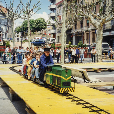 Mini tren al passeig de Miquel Blay, o Firal. ACGAX. Servei d'Imatges. Fons Jaume Tané Cufí. Autor desconegut, 1999.