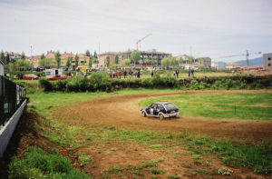 Eslàlom automobilístic al Polígon Industrial Pla de Baix. ACGAX. Servei d'Imatges. Fons Jaume Tané Cufí. Autor desconegut, 2000.