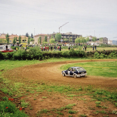 Eslàlom automobilístic al Polígon Industrial Pla de Baix. ACGAX. Servei d'Imatges. Fons Jaume Tané Cufí. Autor desconegut, 2000.