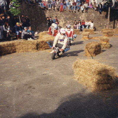 Cursa de Pocket Bike al Puig del Roser. ACGAX. Servei d'Imatges. Fons Jaume Tané Cufí. Autor desconegut, c.1985.