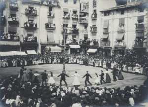 Vista parcial de la plaça Major d'Olot durant la ballada de la sardana de Corpus. ACGAX. Servei d'Imatges. Fons Josep Berga i Boix. Autor desconegut, c.1900.