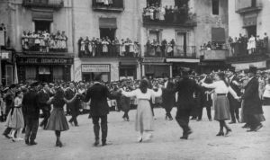 Vista parcial de la plaça Major d'Olot durant la ballada de la sardana de Corpus. ACGAX. Servei d'Imatges. Col·lecció d'imatges de Josep M. Dou Camps. Autor desconegut, 1917.