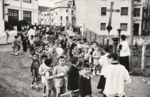 Vista parcial d'una processó de Corpus, al carrer de Josep Ayats. ACGAX. Servei d'Imatges. Fons Emili Pujol Planagumà. Autor: Emili Pujol Planagumà, 1960.