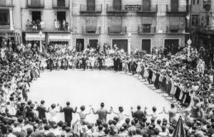 Vista general de la sardana de Corpus, a la plaça Major. ACGAX. Servei d'Imatges. Fons Joan Antoni Satorre Tomàs. Autor: Joan Antoni Satorre Tomàs, 1969.