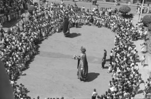 Vista general en contrapicat del ball dels gegants durant el dia de Corpus, a la plaça Major. ACGAX. Servei d'Imatges. Col·lecció L'Abans. Cessió de Pep Roura Bendicho. Autor: Pep Roura Bendicho, 1981.